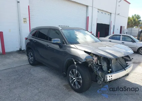 2022 Toyota Highlander Xle z USA, uszkodzony, nr VIN 5TDGZRAH2NS559325